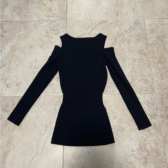 NWOT Ribbed cold shoulder black top. Size XS - Picture 2 of 5